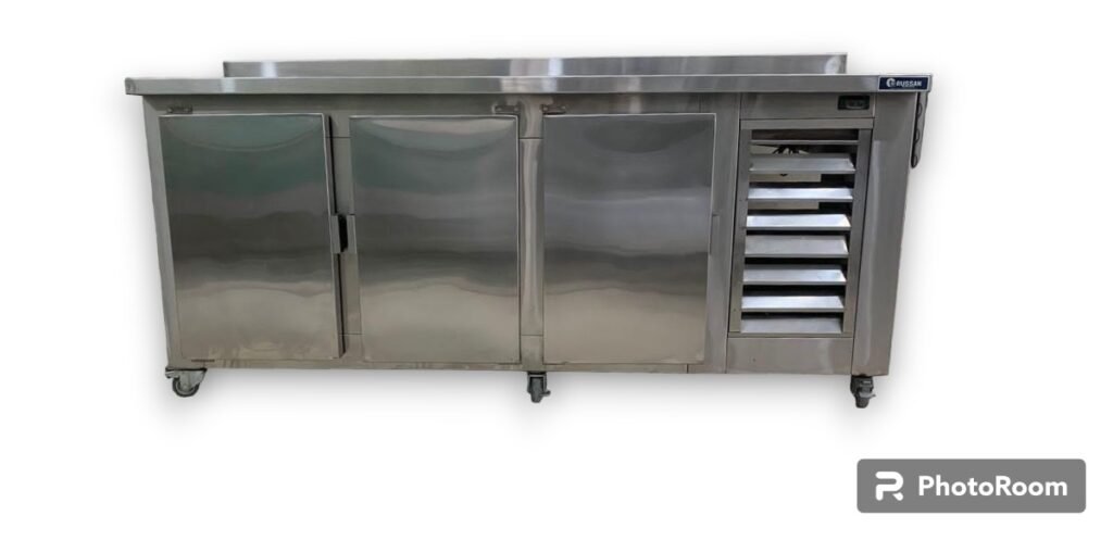 BALCÃO REFRIGERADO COM PORTAS -Photoroom_Russan exaustores Balcão inox profissional com gavetas e rodízios