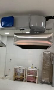 Coifas em inox embutida instalada em cozinhas industriais de restaurante — projeto Russan Exaustores RJ