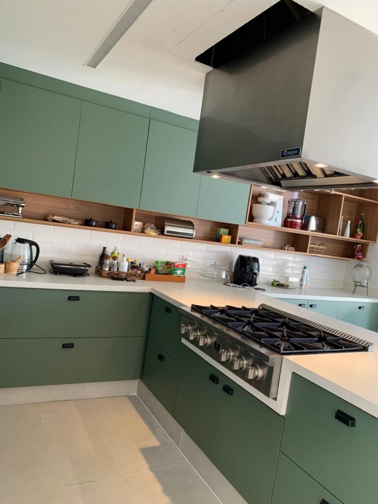 Cozinhas planejadas com acabamento verde Coifa sob medida em cozinha residencial moderna — Russan Exaustores Rio de Janeiro. coifas em inox para cozinhas industriais